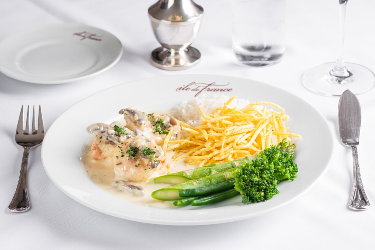 Desfrute de um almoço no restaurante francês mais querido da cidade com o  Menu du Jour! 🍽️✨ Em três etapas, explore sabores refinados e aprecie a  vista para o mar. 🔹Terça a, image size:1200x801