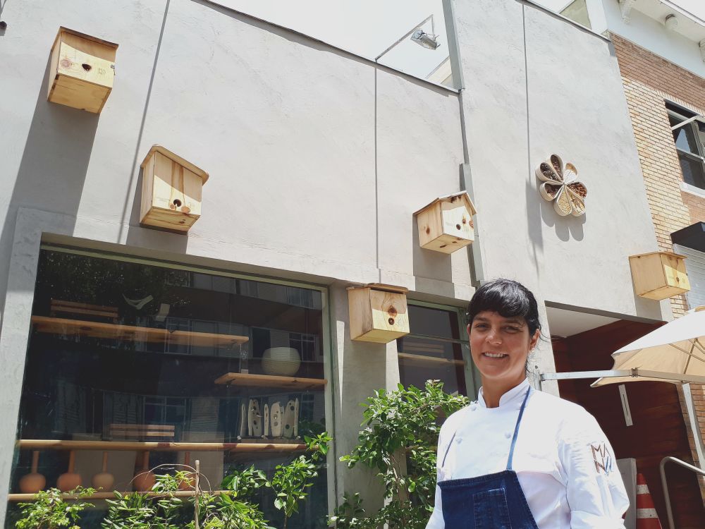 Manu buffara cria abelhas na fachada do restaurante