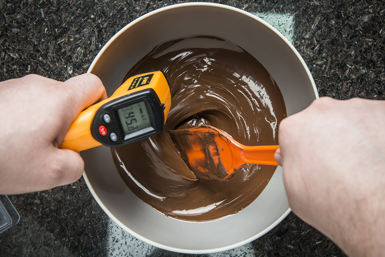 Temperagem do chocolate: aprenda a técnica para moldar doces