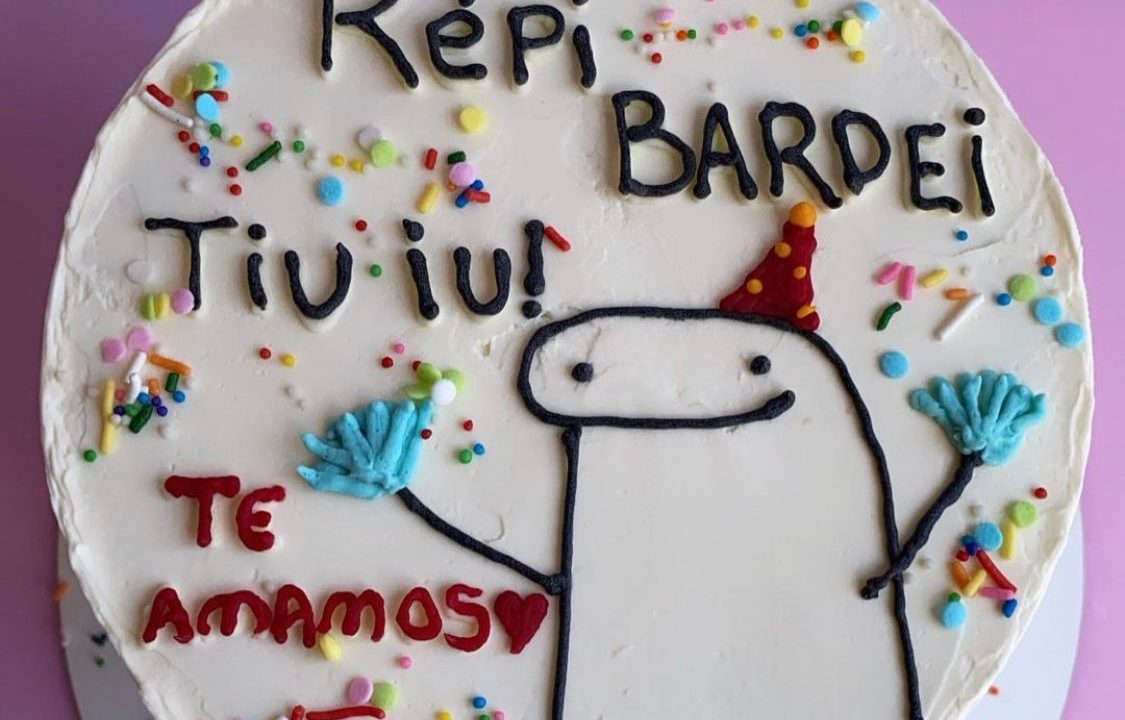 Bolos decorados com mensagens divertidas e memes fazem sucesso