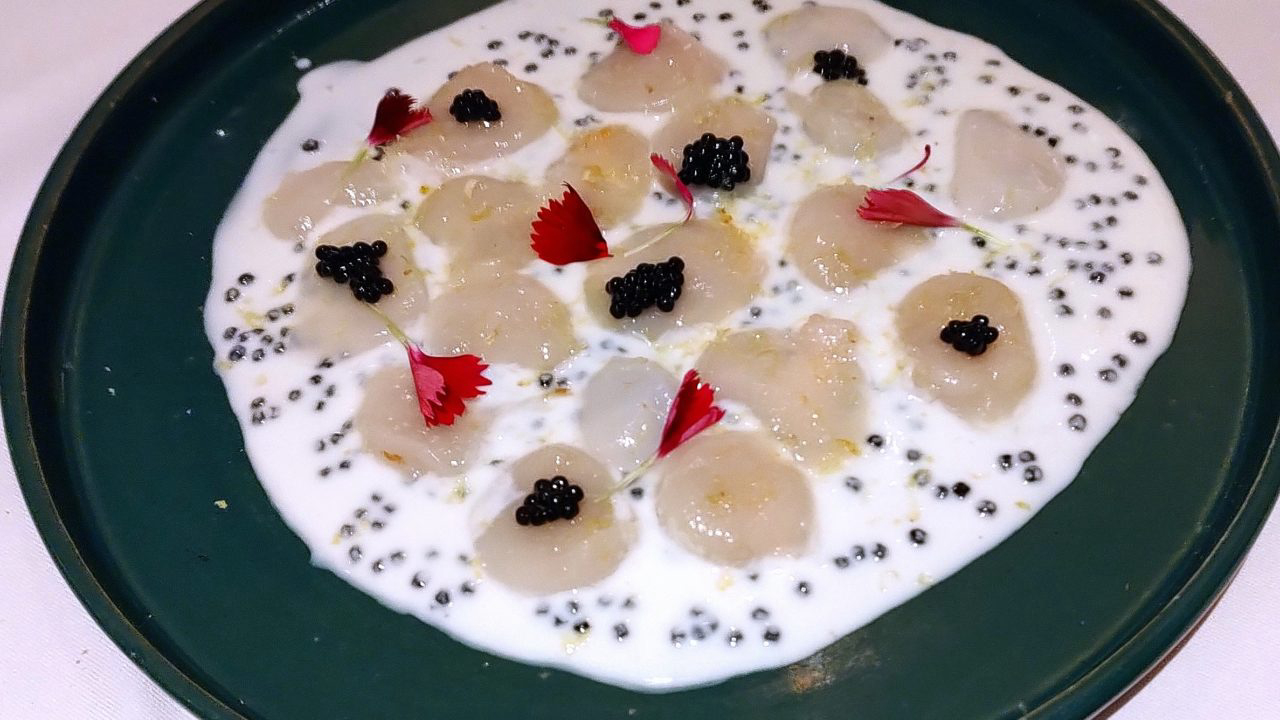 Carpaccio de vieiras peruanas, com creme azedo, zest de limão siciliano e ovas de mujol - nova entrada no menu do Ernesto.