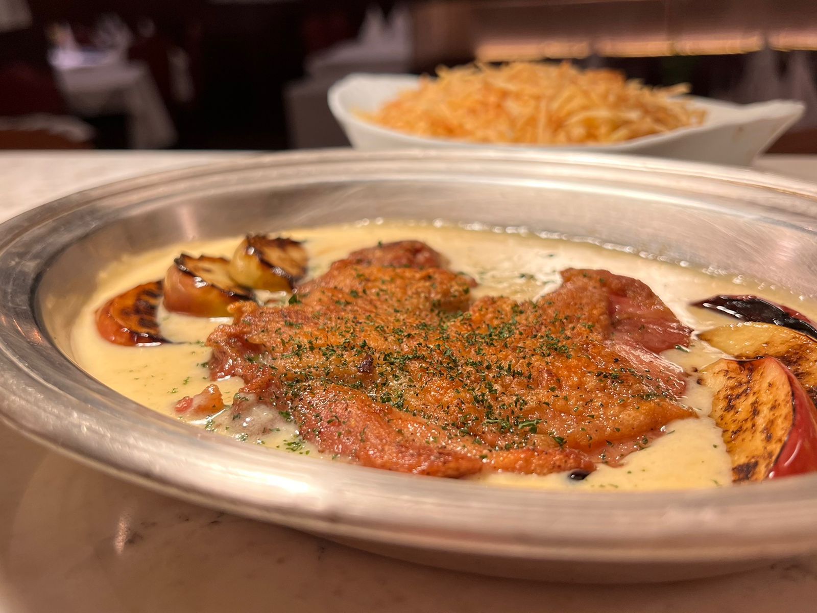 Ile de France valoriza o frango em menu que também tem lagosta, image size:1600x1200