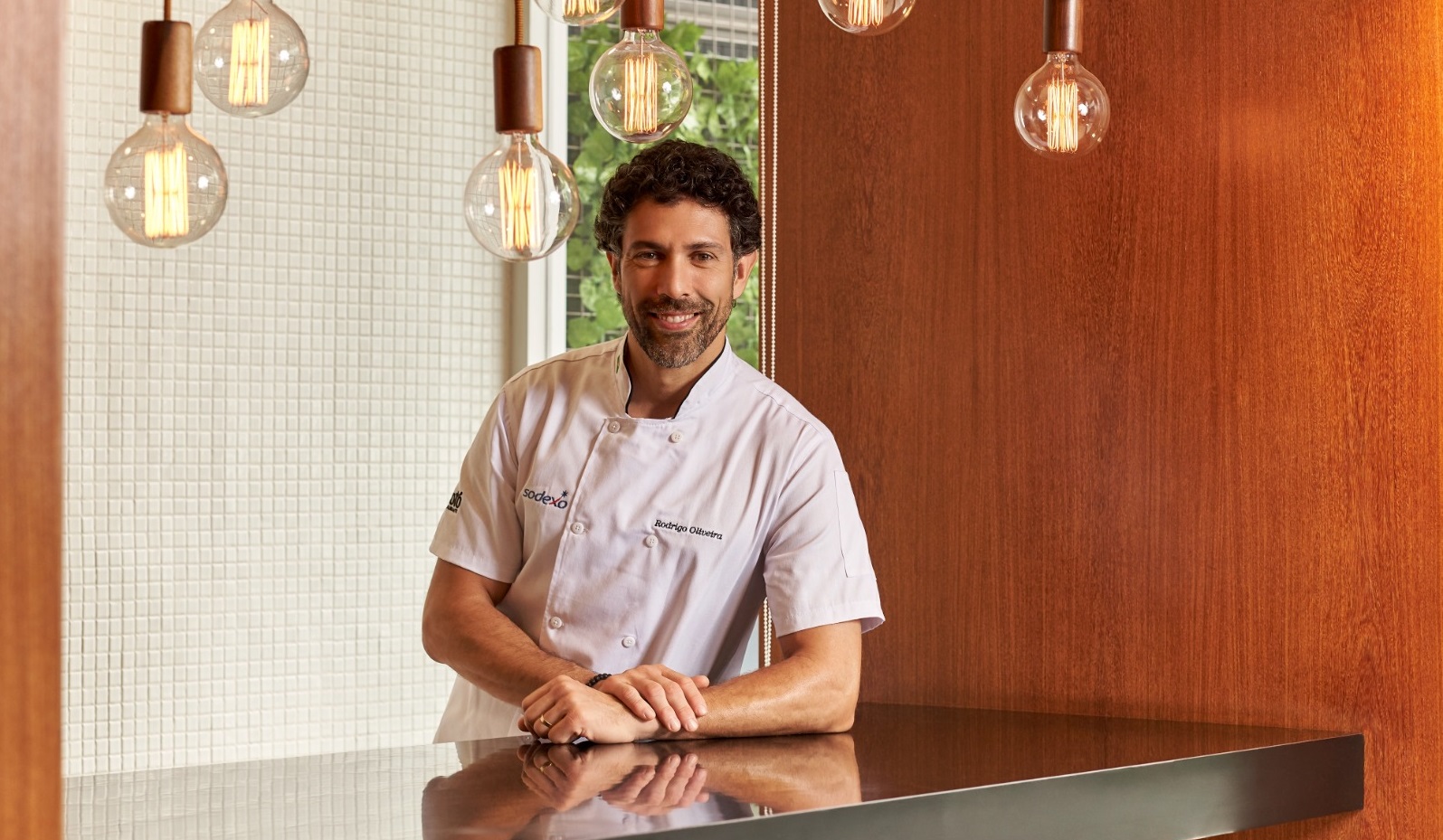 Chef Rodrigo Oliveira leva 12 receitas a restaurantes da Sodexo