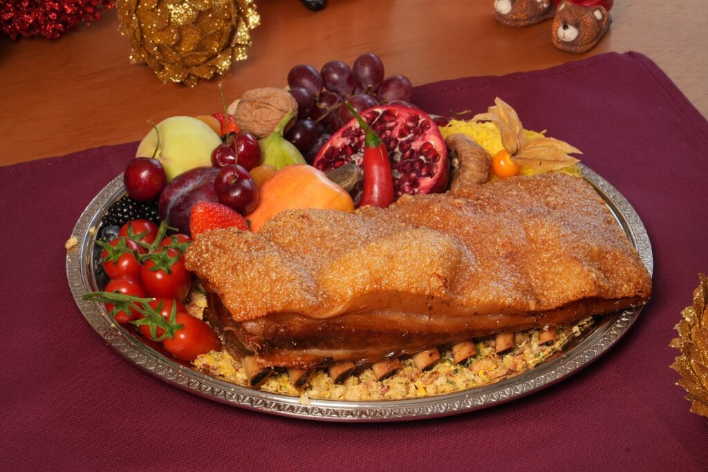 Costelinha de leitão assada em baixa temperatura, pururuca. Decorada com frutas natalinas. Acompanha farofa salgada e molho demi-glace. Foto: Agência Vulgata.